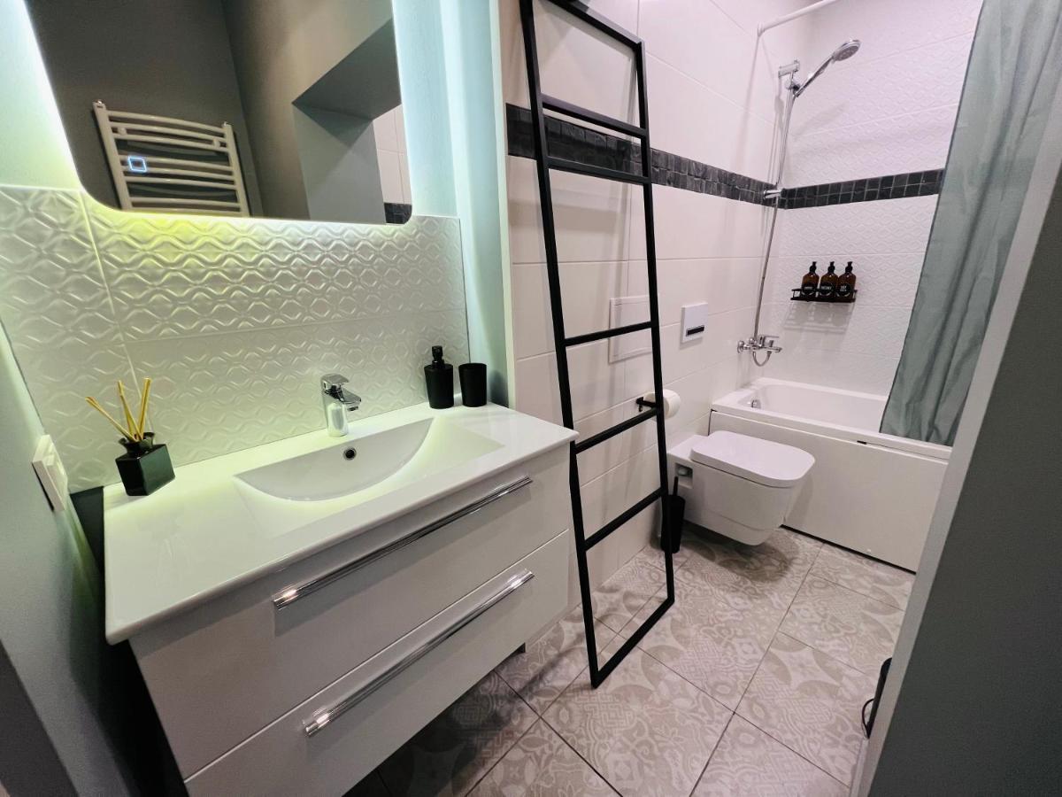 The Right Coast Apartment With Free Private Parking 里加 外观 照片